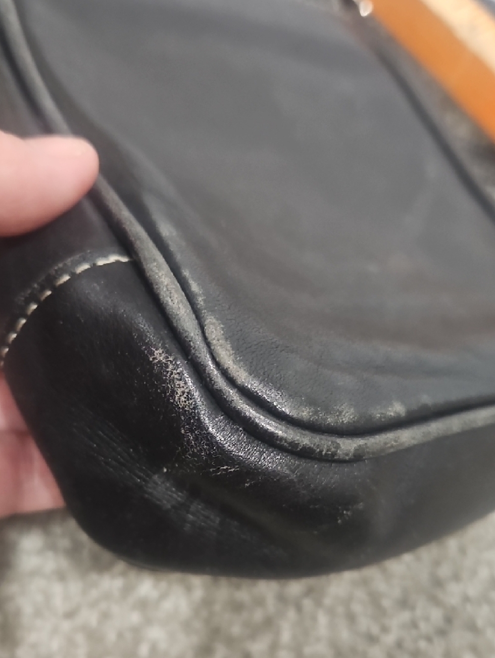 Vintage Coach Black Leather Crossbody Bag with Contrast Stitching - Picture 12 of 13